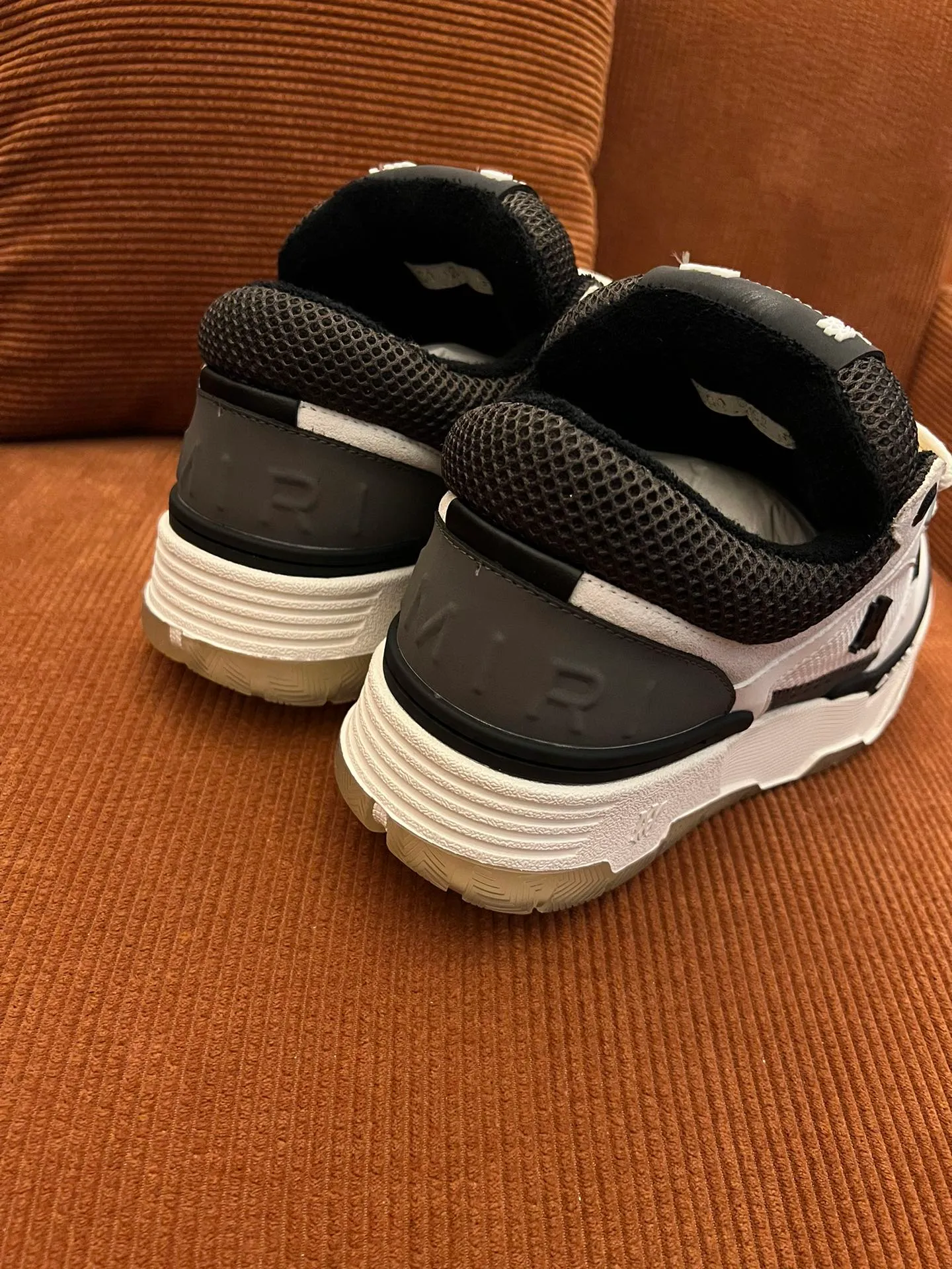 p620💰Men's shoes Amiri Emile's 2023 spring and summer new MA-1 bread shoes, couple models, casual sports shoes, sneakers Amiri gave up the rock punk style in the new season and used a large number of unsaturated colors, Morandi tones, whether you see or wear them, it will make people very happy. The large tongue of the bread shoes continues, shortens the length of the shoe body, thickens the midsole, and the toe part is more rounded. Amiri's brand letters and MA logo appear on the side of the shoe. Fabric: Original customized imported first-layer cowhide + mesh. Lining: Original customized breathable towel lining. Outsole. Foam combination material. Bottom thickness: 4CM. Size: Men's 39-45